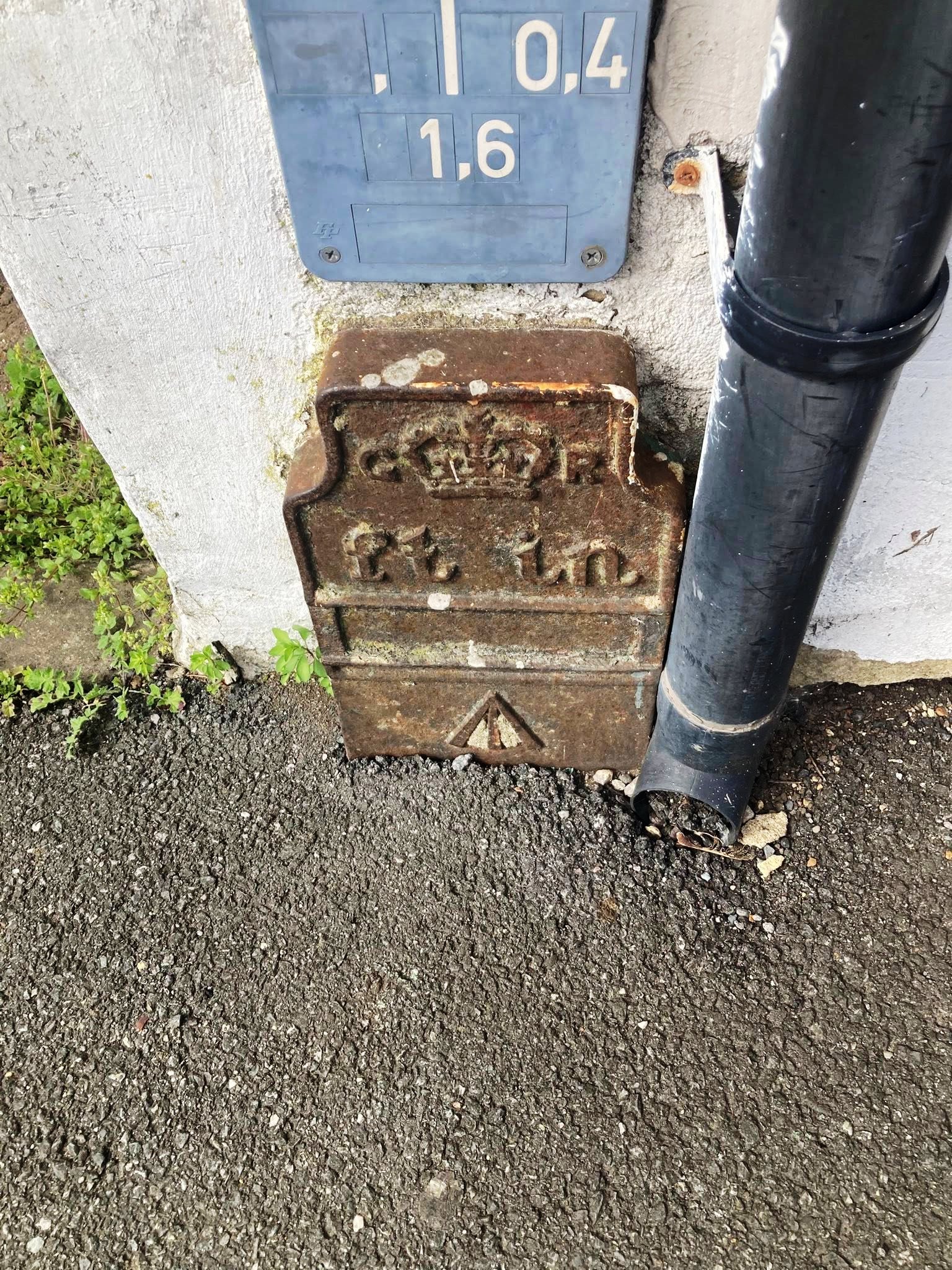 Telegraph cable marker post at 294 Lower High Street, Watford by Scochki Kolasinac 