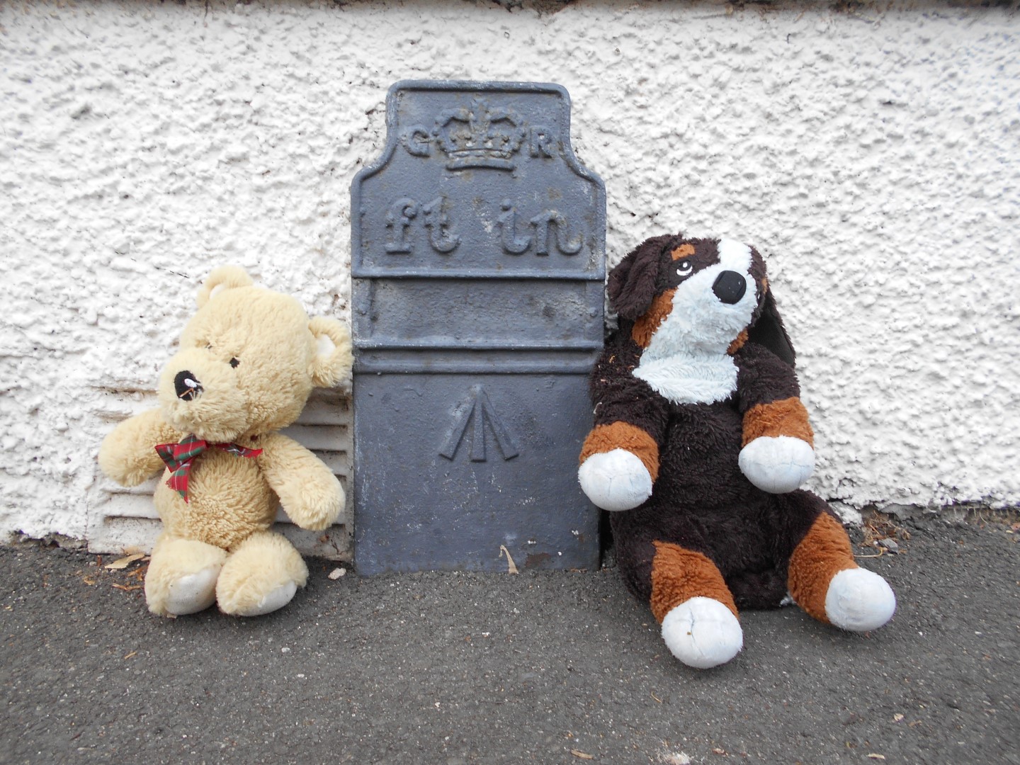 Telegraph cable marker post at 31 Inveresk Village Road, Musselburgh by Ifoo and Monkey 