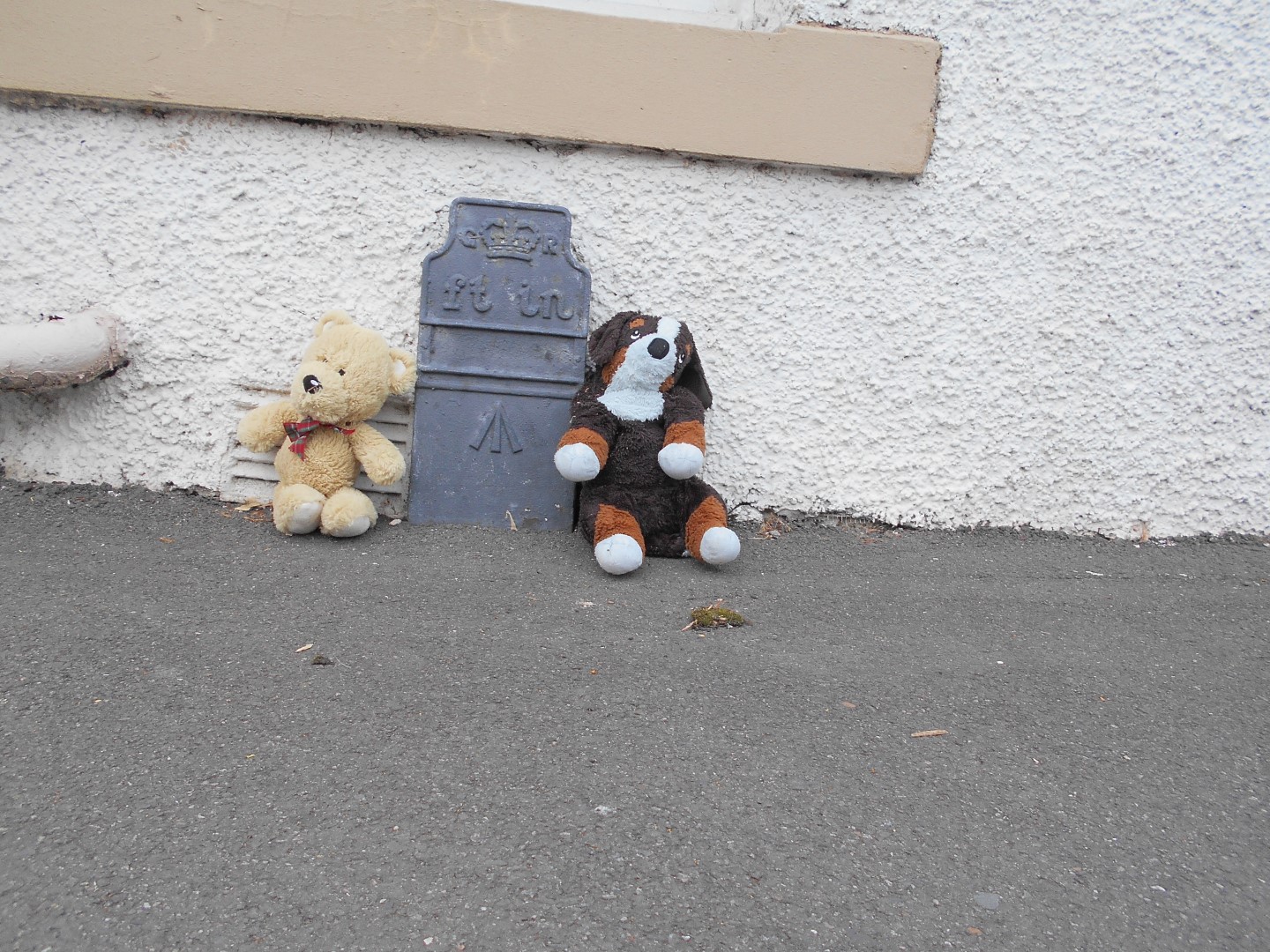 Telegraph cable marker post at 31 Inveresk Village Road, Musselburgh by Ifoo and Monkey 