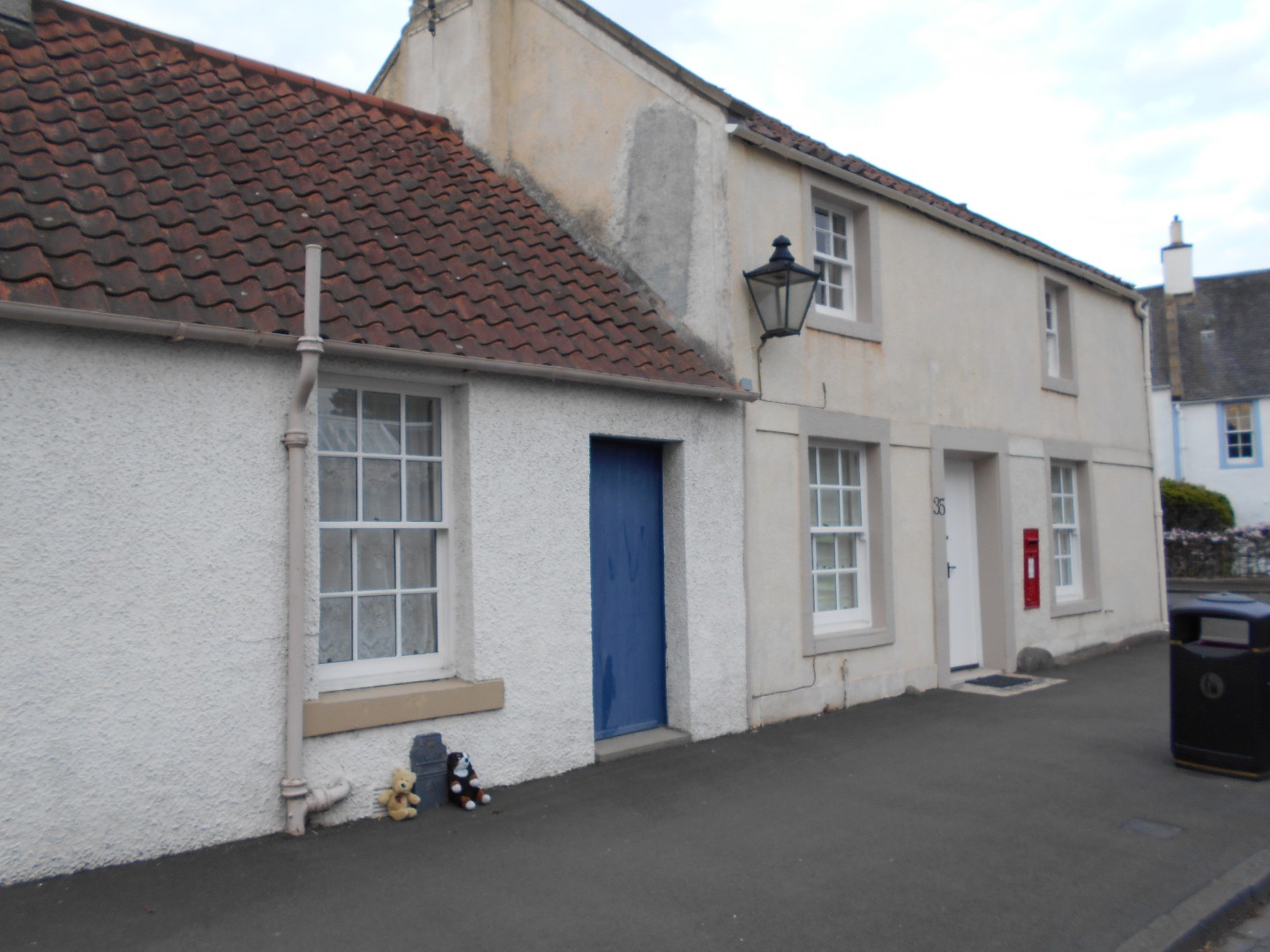 Telegraph cable marker post at 31 Inveresk Village Road, Musselburgh by Ifoo and Monkey 