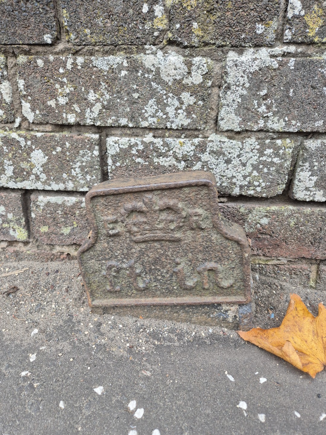 Telegraph cable marker post at opp. entrance to CBES, Cambuslang Road, Rutherglen by Stephen Watt 