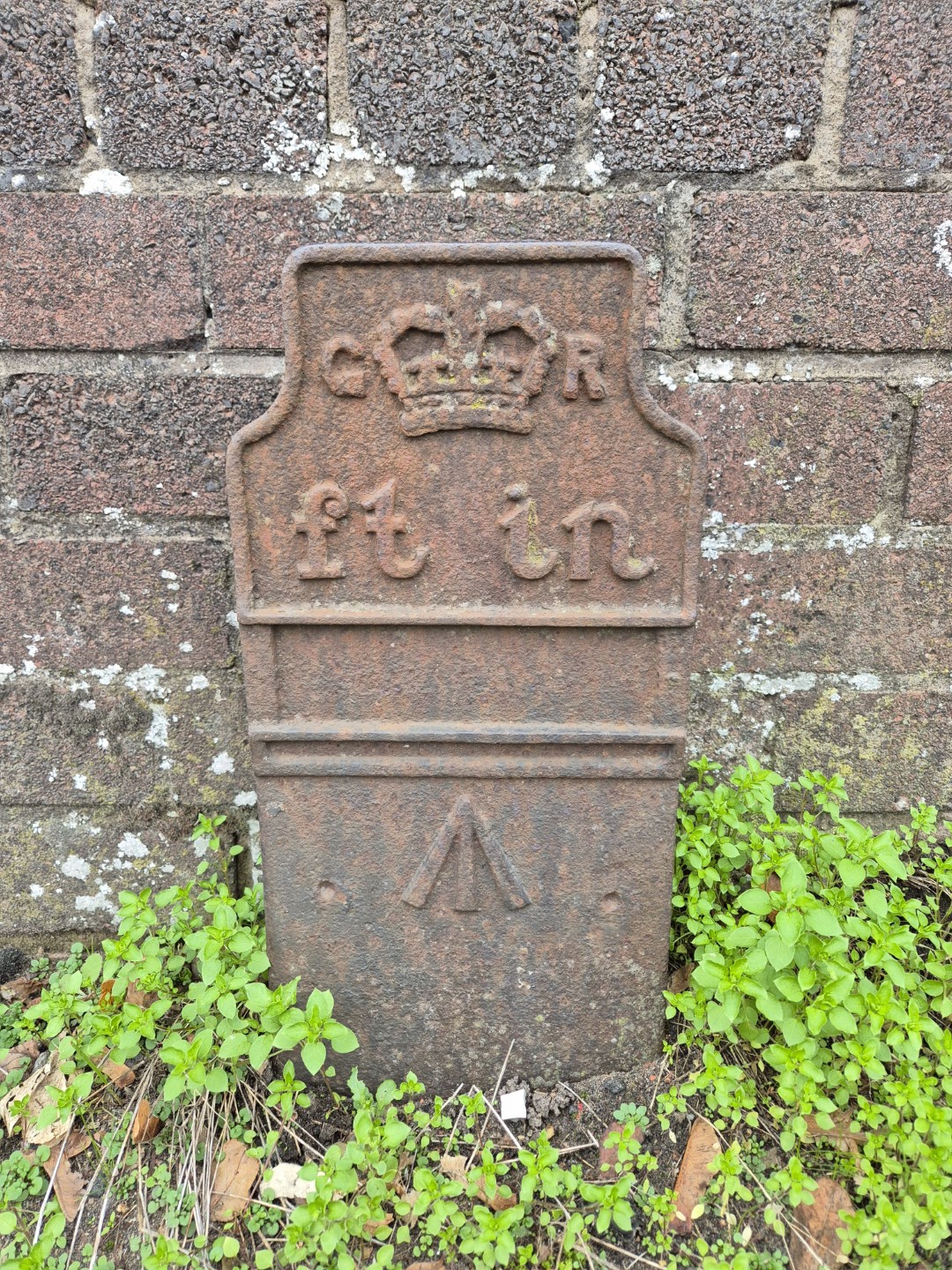 Telegraph cable marker post at opp. CeilingToFloor, Cambuslang Road, Rutherglen by Stephen Watt 