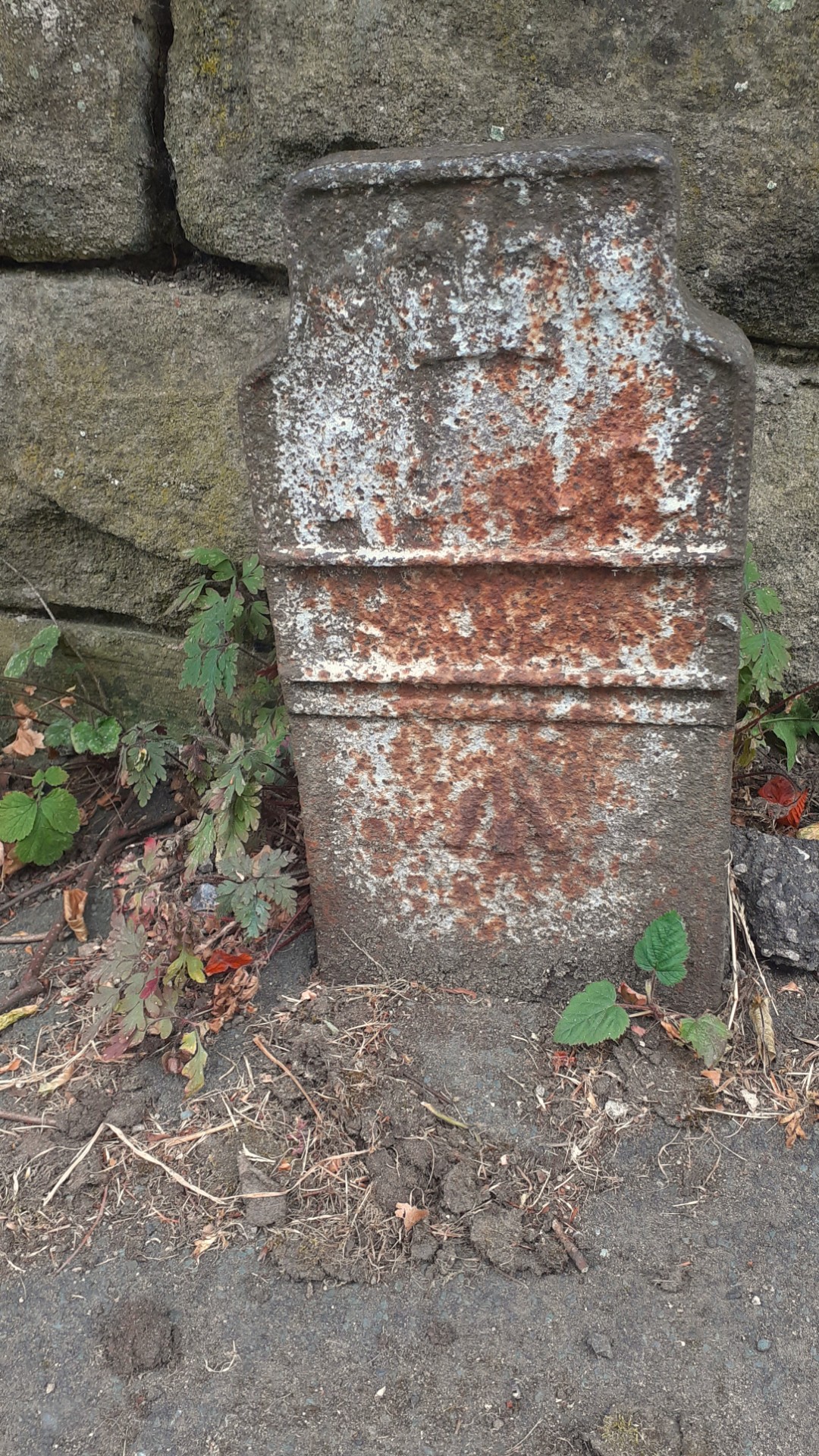 Telegraph cable marker post at Jnc Queens Road, 25m W of 7 Queens Road, Ilkley by Roger Templeman 