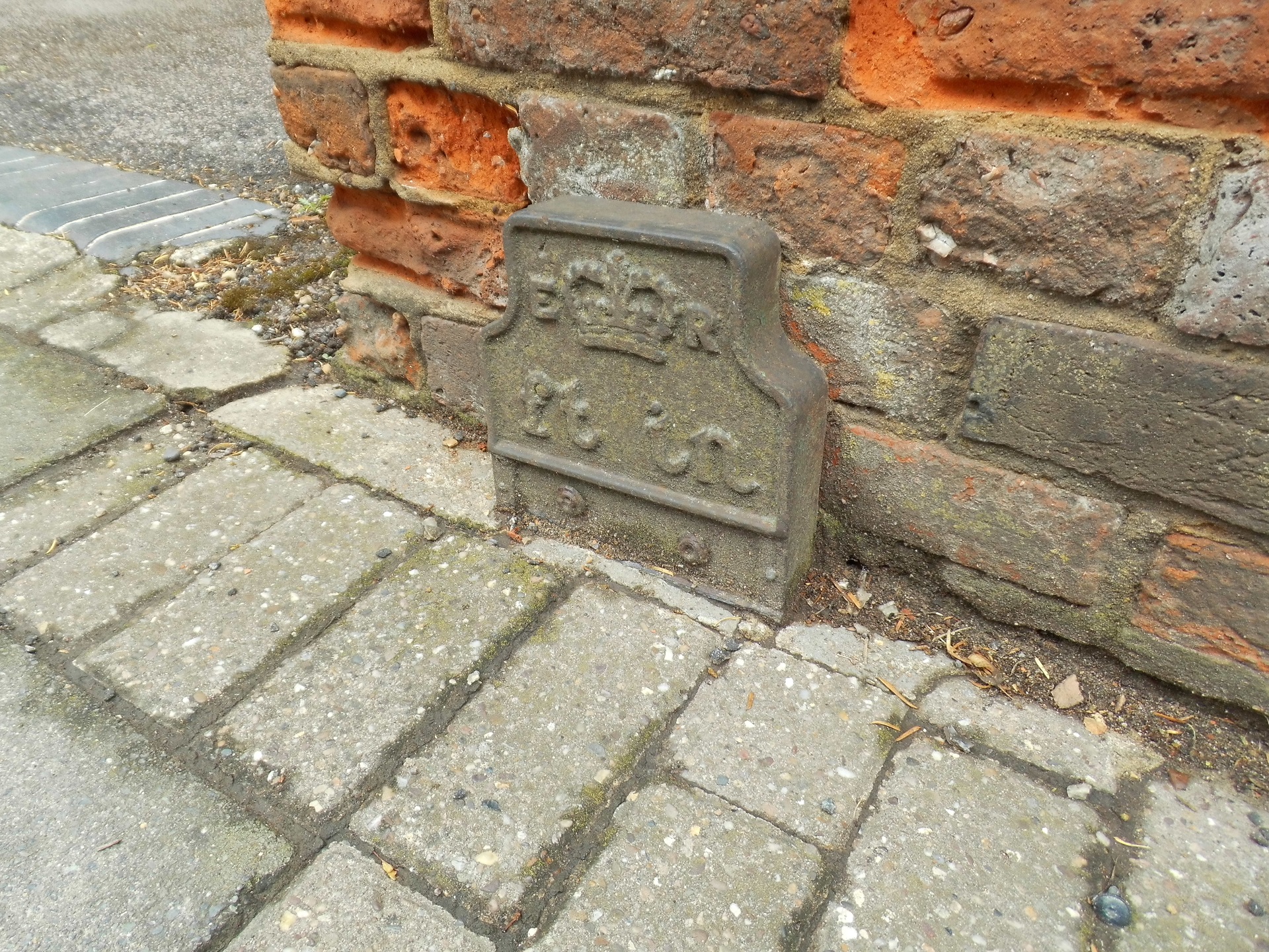 Telegraph cable marker post at 58 Hempstead Road, Watford by Derek Pattenson 